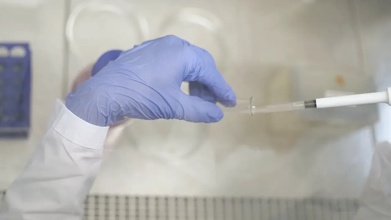 Cena ilustrativa de pesquisa em laboratório